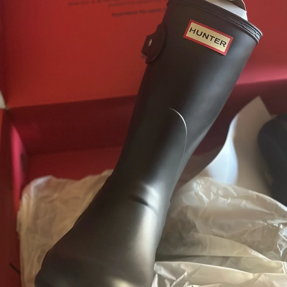 Hunter Black Boot with Red Logo - Picture 5 of 11
